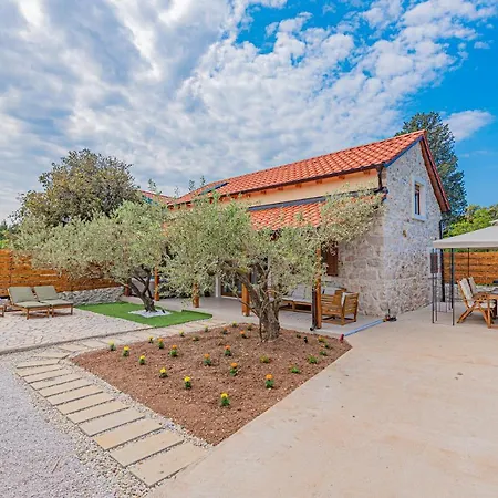 Parona Villa